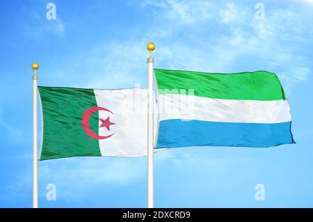 Algerien und Sierra Leone zwei Flaggen auf Fahnenmasten und blau Himmel Stockfoto