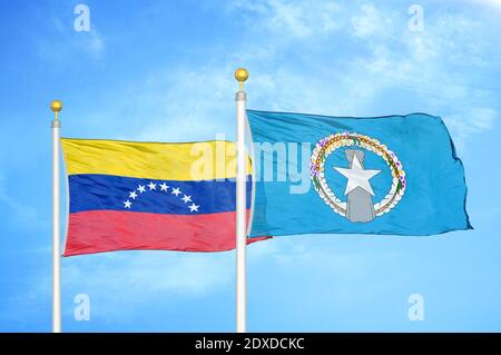 Venezuela und Nördliche Marianen zwei Flaggen auf Fahnenmasten und Blauer Himmel Stockfoto