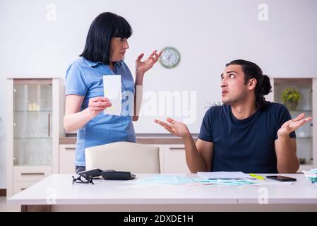 Weibliche Rentnerin und ihr junger Sohn im Budget-Planungs-Konzept Stockfoto