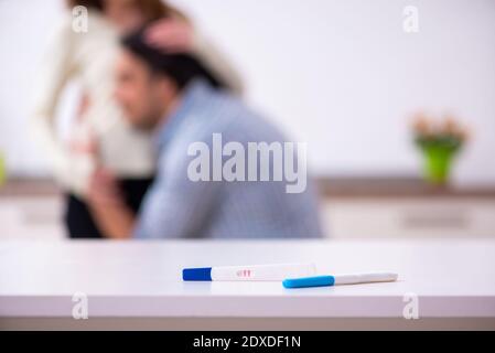 Junges Paar sehr glücklich in der Schwangerschaft Planung Konzept Stockfoto