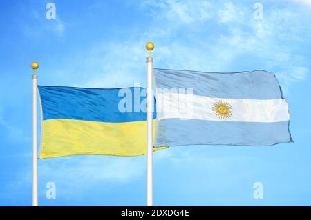 Ukraine und Argentinien zwei Flaggen auf Fahnenmasten und blauer Himmel Stockfoto