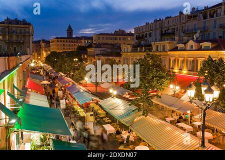 Frankreich, Provence-Alpes-Cote dAzur, Nizza, Restaurant Vordächer entlang Cours Saleya in der Abenddämmerung Stockfoto