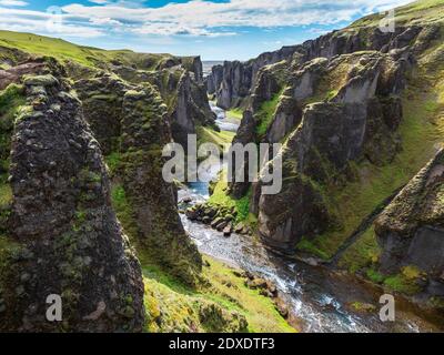 Malerische Aussicht auf den Fjadra Fluss, der durch den Fjadrargljufur Canyon fließt Stockfoto