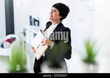 Porträt der Geschäftsfrau, die Büro-Präsentation Stockfoto