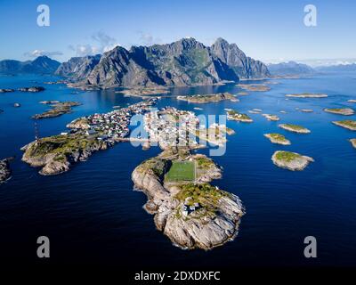 Fußballplatz auf der Insel Henningsvaer, Lofoten, Norwegen Stockfoto