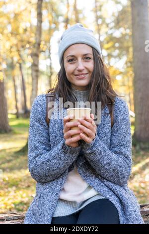 Lächelnde Wanderin mit Teetasse im Cannock Chase Woodland Im Winter Stockfoto