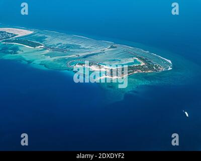 Tropische Insel auf dem Meer, Luftaufnahme Stockfoto