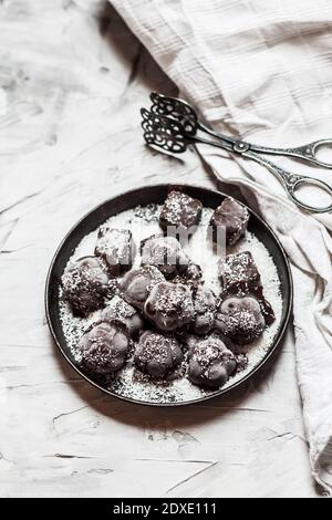 Kokosnuss gefüllte Eiscreme Süßwaren in schwarzer Schüssel Stockfoto