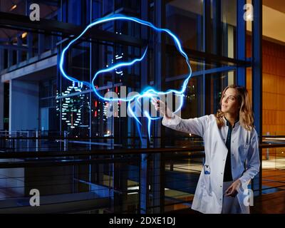 Neurologe analysiert Gehirn mit Licht Malerei im Krankenhaus Stockfoto