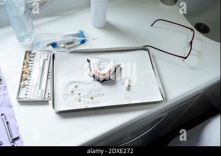 Prothese auf Tablett mit medizinischen Geräten auf dem Tisch in der Klinik Stockfoto