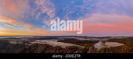 Drone Blick auf launischen Himmel über ländlichen Dörfern bei Nebel Herbstdämmerung Stockfoto