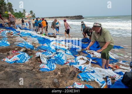 AUROVILLE, INDIEN - Dezember 2020: Tag der Reinigung, um Plastik zu entfernen, die am Strand als Schutz gegen die Meereserosion zurückgelassen wurden Stockfoto