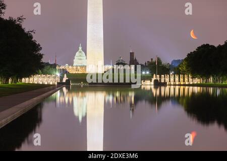USA, Washington DC, Washington Monument Reflecting in Lincoln Memorial Reflecting Pool at Night Stockfoto