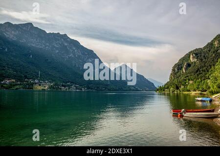 Idyllischer Blick auf den Idrosee gegen die Bergkette Stockfoto