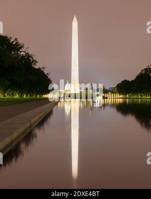 USA, Washington DC, Washington Monument Reflecting in Lincoln Memorial Reflecting Pool at Night Stockfoto