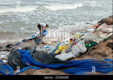 AUROVILLE, INDIEN - Dezember 2020: Tag der Reinigung, um Plastik zu entfernen, die am Strand als Schutz gegen die Meereserosion zurückgelassen wurden Stockfoto