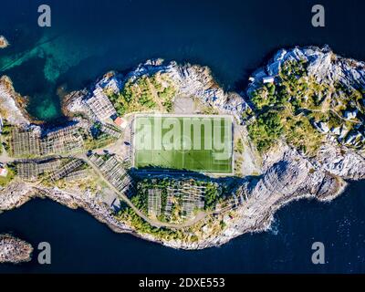 Fußballplatz auf der Insel Henningsvaer, Lofoten, Norwegen Stockfoto