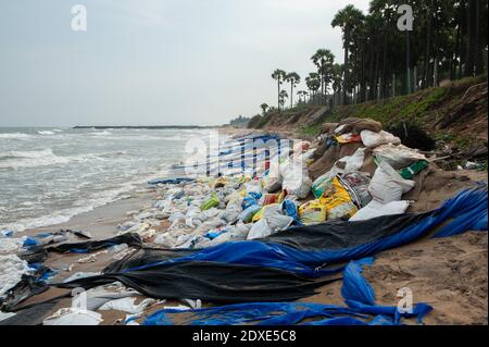 AUROVILLE, INDIEN - Dezember 2020: Tag der Reinigung, um Plastik zu entfernen, die am Strand als Schutz gegen die Meereserosion zurückgelassen wurden Stockfoto