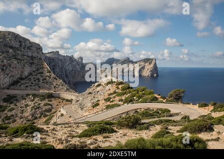 Leere Straße schlängelt sich am Rand des Cap de Formentor Vorgewende Stockfoto