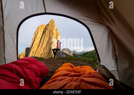 Weibliche Entdecker Camping auf dem Berg in Segla, Senja, Norwegen Stockfoto