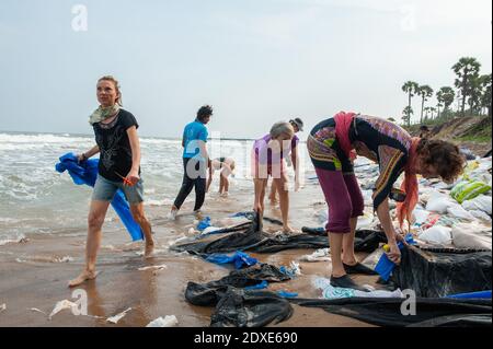 AUROVILLE, INDIEN - Dezember 2020: Tag der Reinigung, um Plastik zu entfernen, die am Strand als Schutz gegen die Meereserosion zurückgelassen wurden Stockfoto