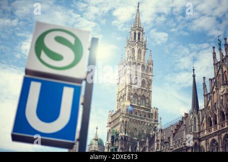 Deutschland, Bayern, München, Straßenschild mit Uhrturm des Neuen Rathauses im Hintergrund Stockfoto