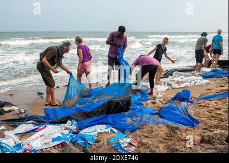 AUROVILLE, INDIEN - Dezember 2020: Tag der Reinigung, um Plastik zu entfernen, die am Strand als Schutz gegen die Meereserosion zurückgelassen wurden Stockfoto