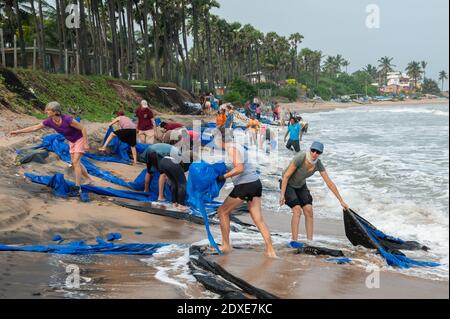 AUROVILLE, INDIEN - Dezember 2020: Tag der Reinigung, um Plastik zu entfernen, die am Strand als Schutz gegen die Meereserosion zurückgelassen wurden Stockfoto