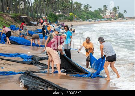 AUROVILLE, INDIEN - Dezember 2020: Tag der Reinigung, um Plastik zu entfernen, die am Strand als Schutz gegen die Meereserosion zurückgelassen wurden Stockfoto