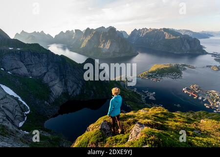 Wanderer bewundern die Aussicht auf dem Berg in Reinebringen, Lofoten, Norwegen Stockfoto