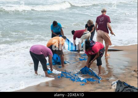 AUROVILLE, INDIEN - Dezember 2020: Tag der Reinigung, um Plastik zu entfernen, die am Strand als Schutz gegen die Meereserosion zurückgelassen wurden Stockfoto