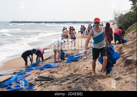 AUROVILLE, INDIEN - Dezember 2020: Tag der Reinigung, um Plastik zu entfernen, die am Strand als Schutz gegen die Meereserosion zurückgelassen wurden Stockfoto