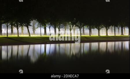 USA, Washington DC, Treelined Rand des Lincoln Memorial reflektierenden Pool in der Nacht Stockfoto