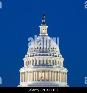 USA, Washington DC, Dome of United States Capitol in der Abenddämmerung Stockfoto