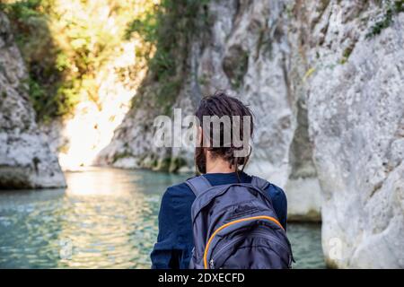 Mann bewundernde Ansicht des Flusses während des Stehens bei Epirus, Griechenland Stockfoto