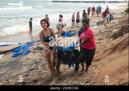 AUROVILLE, INDIEN - Dezember 2020: Tag der Reinigung, um Plastik zu entfernen, die am Strand als Schutz gegen die Meereserosion zurückgelassen wurden Stockfoto