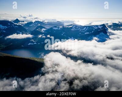 Wolkenlandschaft über der Bergkette bei Breidtinden, Senja, Norwegen Stockfoto