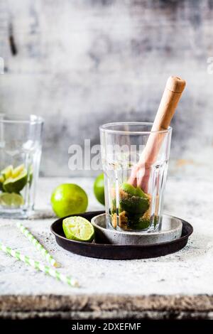 Zubereitung von traditionellen brasilianischen Caipirinha Cocktail Stockfoto