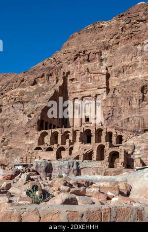 Die Ruinen des Urnengrabes, eines der Königlichen Gräber an der antiken Stätte von Petra in Jordanien. Das Grab befindet sich über Fassaden Straße auf der Klippe Wand. Stockfoto