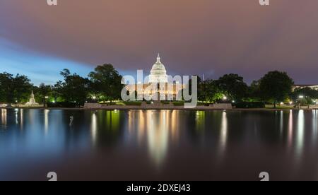 USA, Washington DC, Lincoln Memorial Reflecting Pool in der Nacht mit United States Capitol im Hintergrund Stockfoto