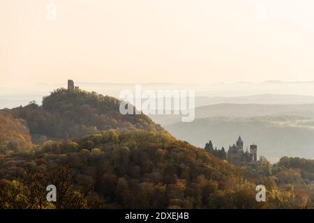 Deutschland, Nordrhein-Westfalen, Königswinter, Schloss Drachenburg im nebligen Herbstmorgen Stockfoto