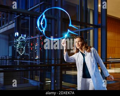 Augenärztin, die den Augapfel untersucht, während sie im Krankenhaus steht Stockfoto