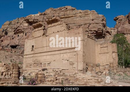 Die Ruinen von Qasr al-Bint, dem Haupttempel der Nabatäer, befinden sich am Ende der Kolonnadenstraße an der antiken Stätte Petra in Jordanien. Stockfoto