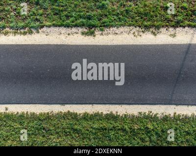 Luftaufnahme der leeren Asphaltstraße Stockfoto