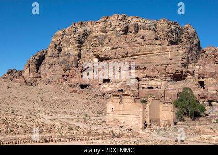 Die Ruinen von Qasr al-Bint, dem Haupttempel der Nabatäer, befinden sich am Ende der Kolonnadenstraße an der antiken Stätte Petra in Jordanien. Stockfoto