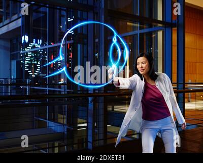 Reife weibliche Augenarzt Lichtmalerei im Labor im Krankenhaus Stockfoto