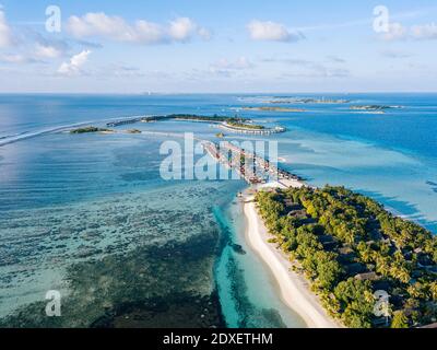 Malediven, Kaafu Atoll, Luftaufnahme von grünen Hain auf Huraa Insel Stockfoto