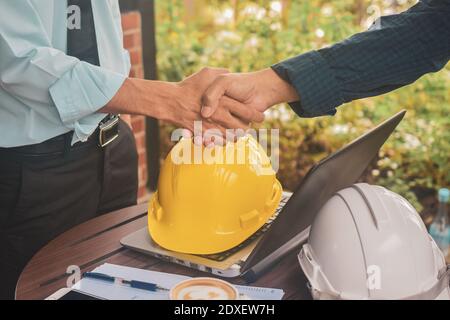 Engineering Hände schütteln am Arbeitsplatz Gebäude Baumarkt Projekt Erfolg, Business-Menschen schütteln Hand Vereinbarung Investitionsgeschäft Stockfoto