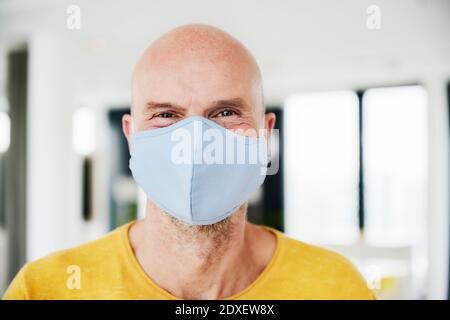 Mann trägt eine schützende Gesichtsmaske Stockfoto