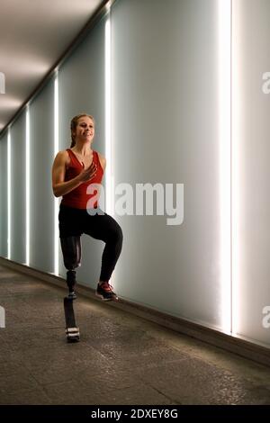 Junger Athlet mit künstlichem Beinlauf beim Training in der Unterführung Stockfoto